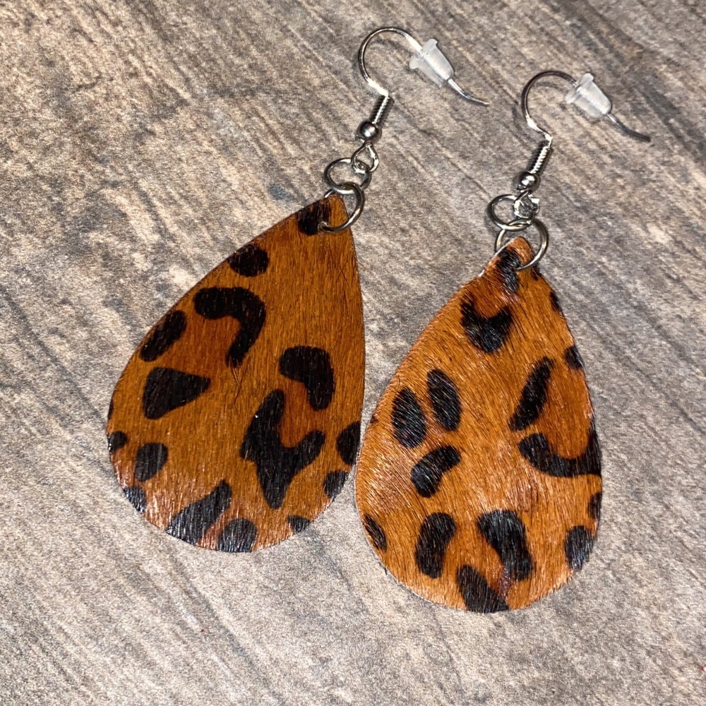 Handmade leopard earrings! Super cute and light not to heavy. Hypo-allergenic